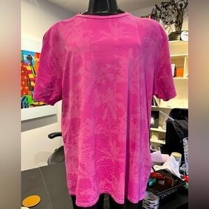 NWT-Karl Lagerfeld Men Crew Neck Short Sleeve Textured T shirt, Pink palms